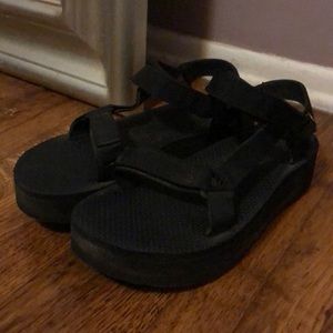 Very used platform TEVA Sandals